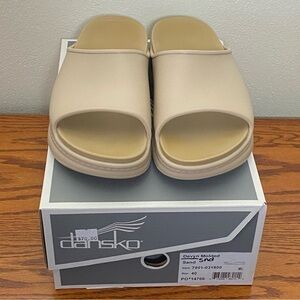Dansko Devyn Slide Sandals in Sand sz 40 US 9 excellent BARELY worn condition!